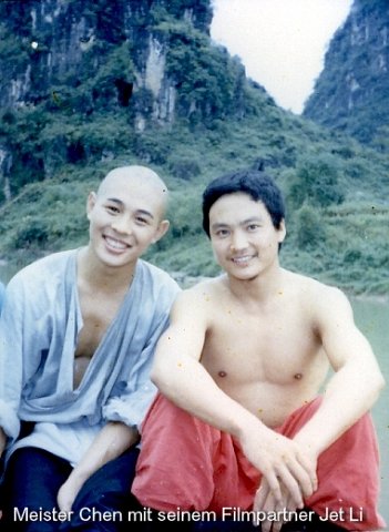 Chen Shi Hong gemeinsam mit Wushu-Kollegen Jet Li am Filmset